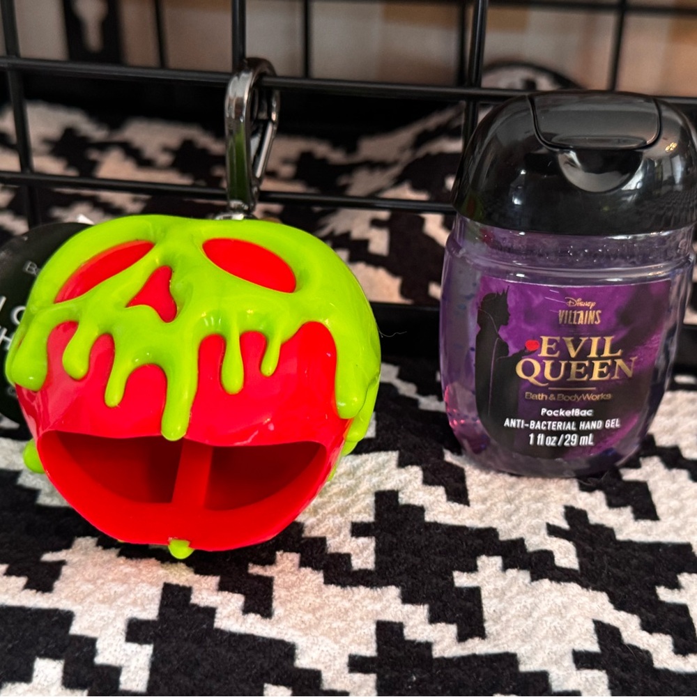 NWT B&BW Evil Queen Disney Villain Poison Apple Pocketbac Keychain & REFILL - Picture 9 of 9